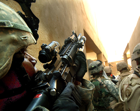 1ad_troops_and_marines_chase_insurgents_24jul06.jpg